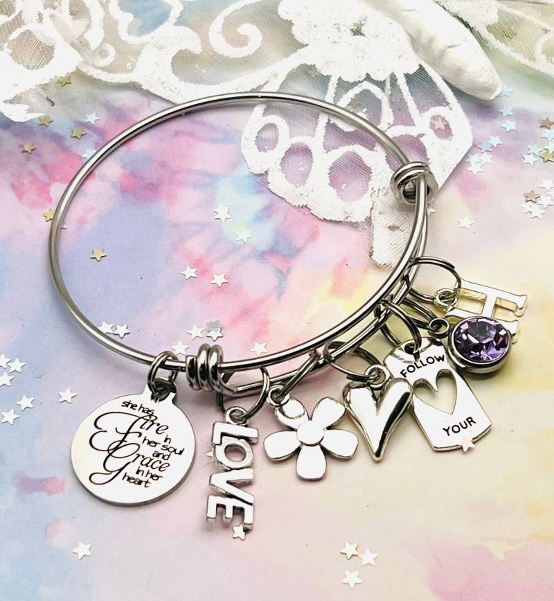 Personalisiertes Initial Charm Armband Boho Edelstahl Schmuck von HopeisHipJewelry
