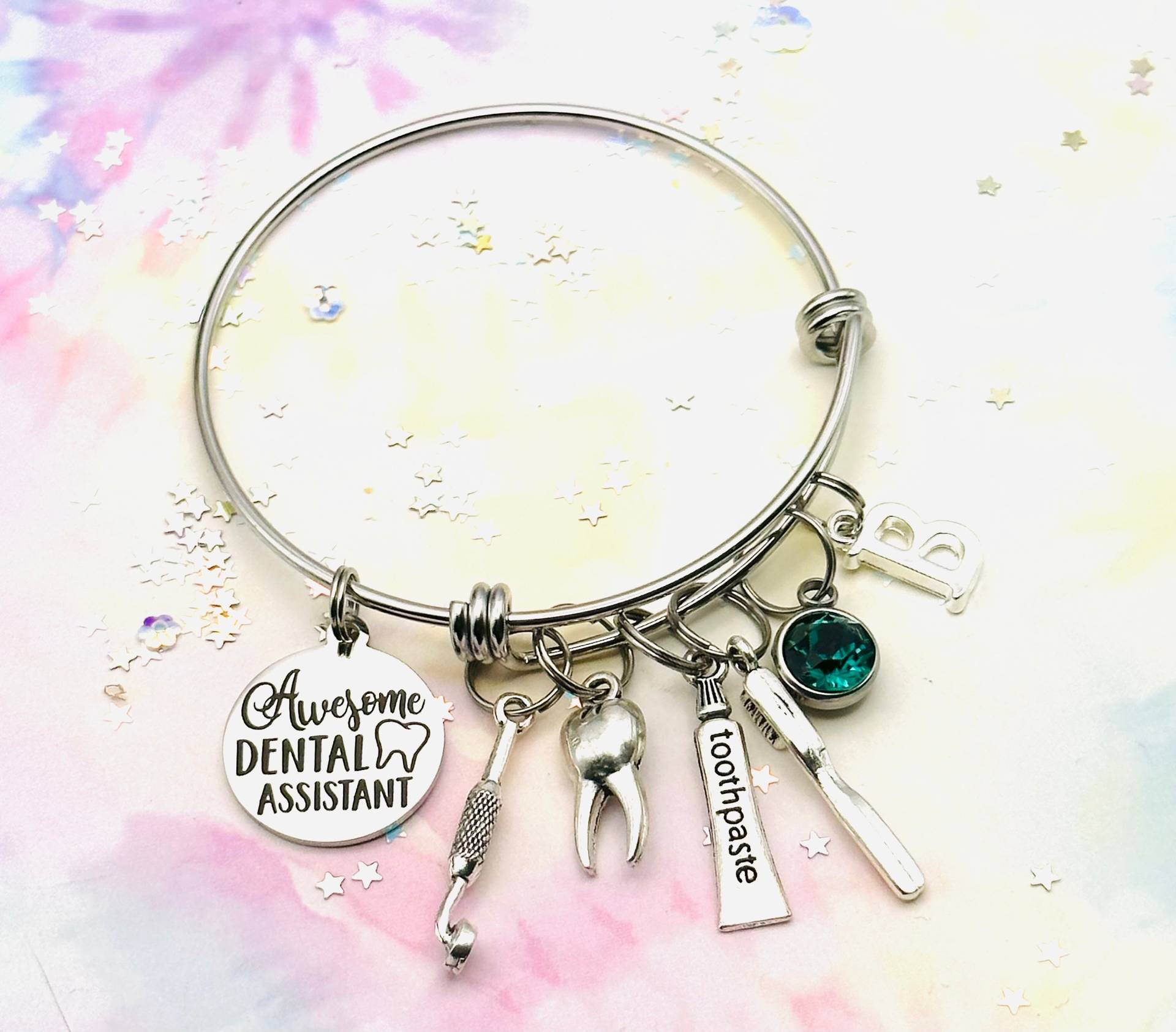 Personalisiertes Zahnarzthelferin-Charmarmband, Abschlussgeschenk, Handgemachter Anfangs - Und Geburtssteinschmuck, Geschenkbox von HopeisHipJewelry