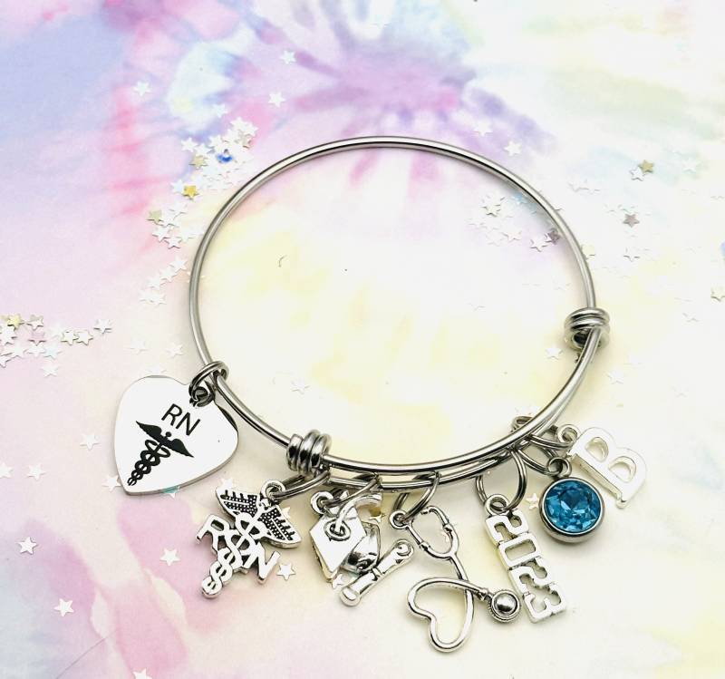 Rn Graduation Charm Armband Personalisiertes Krankenschwester Geschenk von HopeisHipJewelry