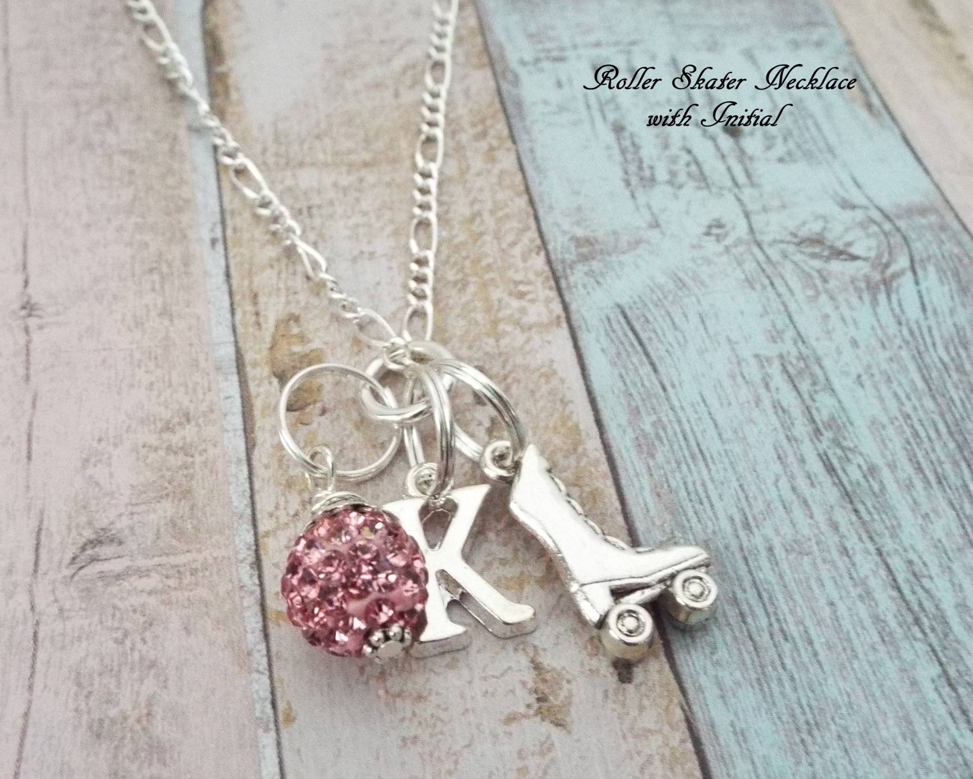 Roller Skate Charm Halskette Personalisierte Initiale, Handgemachter Schmuck von HopeisHipJewelry