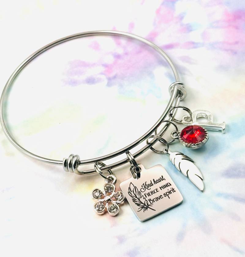 Silber Boho Feder Armband, Personalisierte Initiale, Geburtstag Schmuck von HopeisHipJewelry