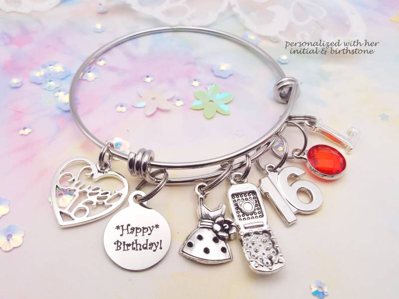 Sweet 16 Charm Armband Personalisiertes Geburtstagsgeschenk Für Teen Tochter von HopeisHipJewelry