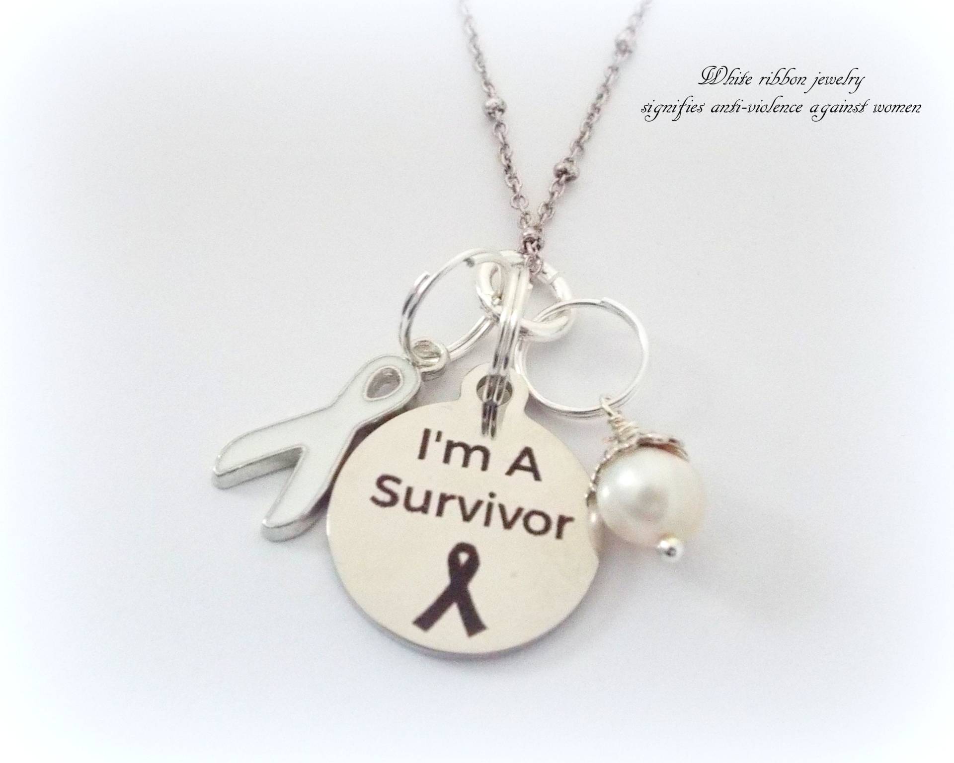 White Ribbon Survivor Halskette Edelstahl Anhänger, Handgemachtes Schmuckstück von HopeisHipJewelry