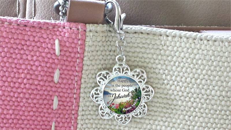 Jw Geschenke/Blumen Reissverschlussanhänger, Taschenaccessoire/Psalm 14415'glücklich Ist Das Volk Dessen von HopesDesignsJW