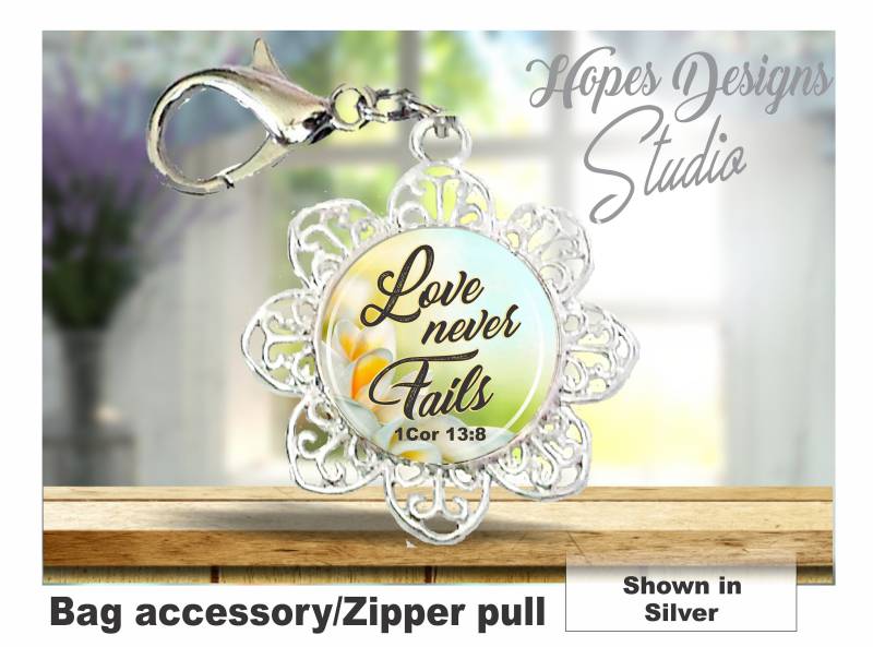 "Blumiger "Love Never Fails" Reißverschluss-Anhänger Religiöses Taschenaccessoire." von HopesDesignsJW