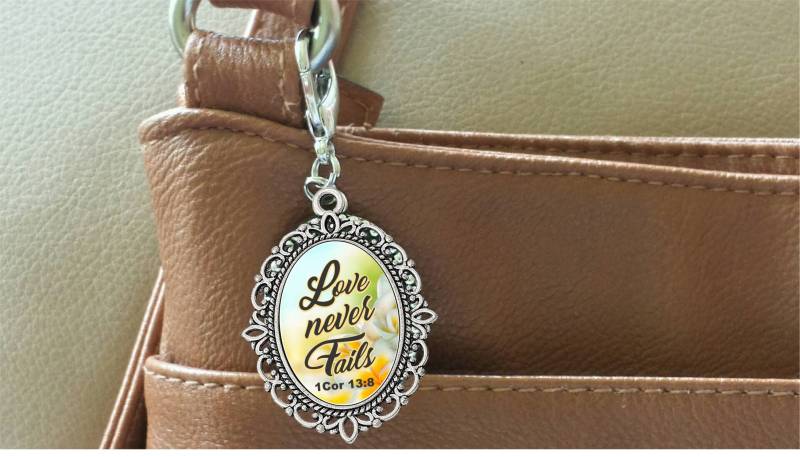 Love Never Fails Taschenanhänger Floral Oval Reißverschluss Pull von HopesDesignsJW