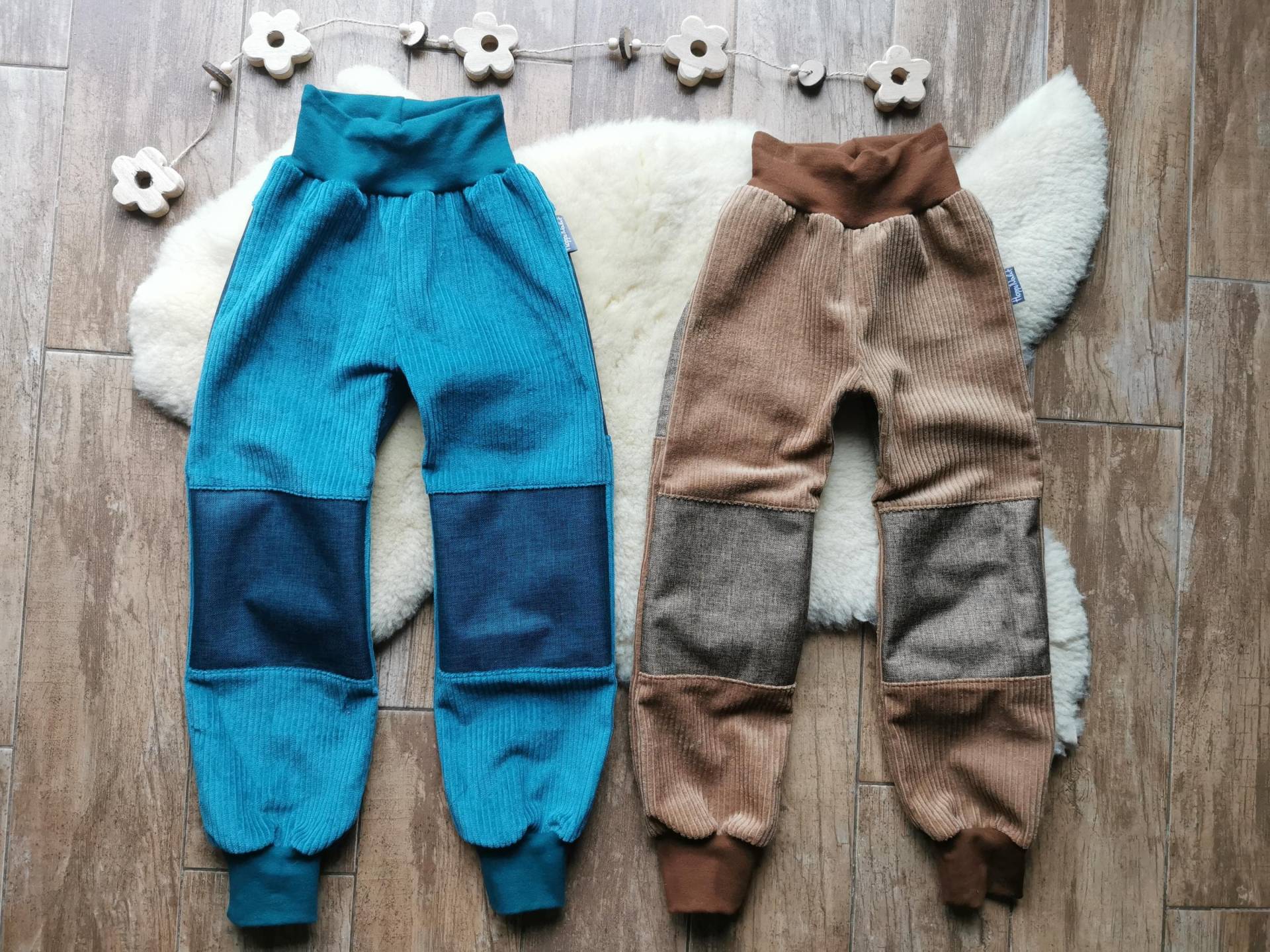 Robusthose Cordhose Hoppinaht Neu Handmade Karamell Petrol Breitcord Segeltuch 86 92 98 104 110 116122 128 Robusthose Cordhose Hoppinaht Neu Handmade Karamell Petrol Breitcord Segeltuch 86 92 98 104 110 116122 128 von HoppiNaht