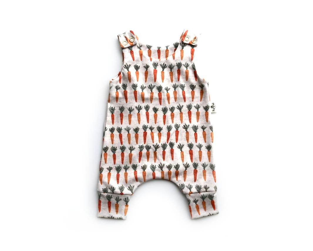 Karotten-Baby-strampler, Wurzelgemüse-Bio-Babykleidung, Oster-Haremsoverall Für Kleinkinder, Kinderspielanzug, Tank-Overall-Latzhose von HoppidiHandmade