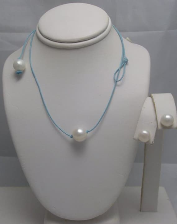 Solitaire Echten Weißen Süßwasser Perlenkette Mit Perle Knebel Verschluss Und Ohrringe Set Auf Leder Solitaire Echten Weißen Süßwasser Perlenkette Mit Perle Knebel Verschluss Und Ohrringe Set Auf Leder von Horae