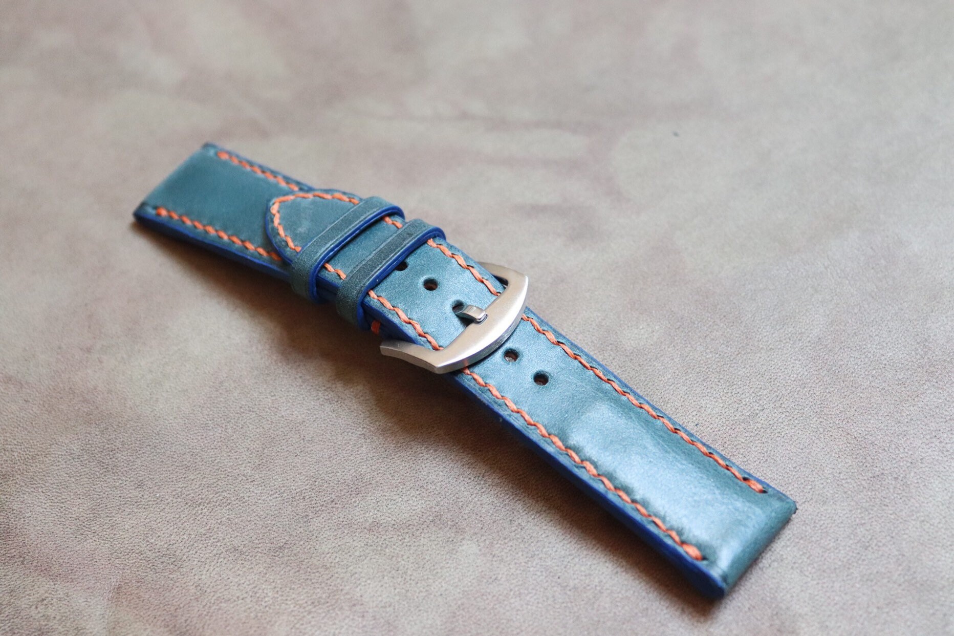 Blaues Vollmaserungswachs Leder Uhrenband Band 24mm Blaues Vollmaserungswachs Leder Uhrenband Band 24mm von HornLeatherStudio