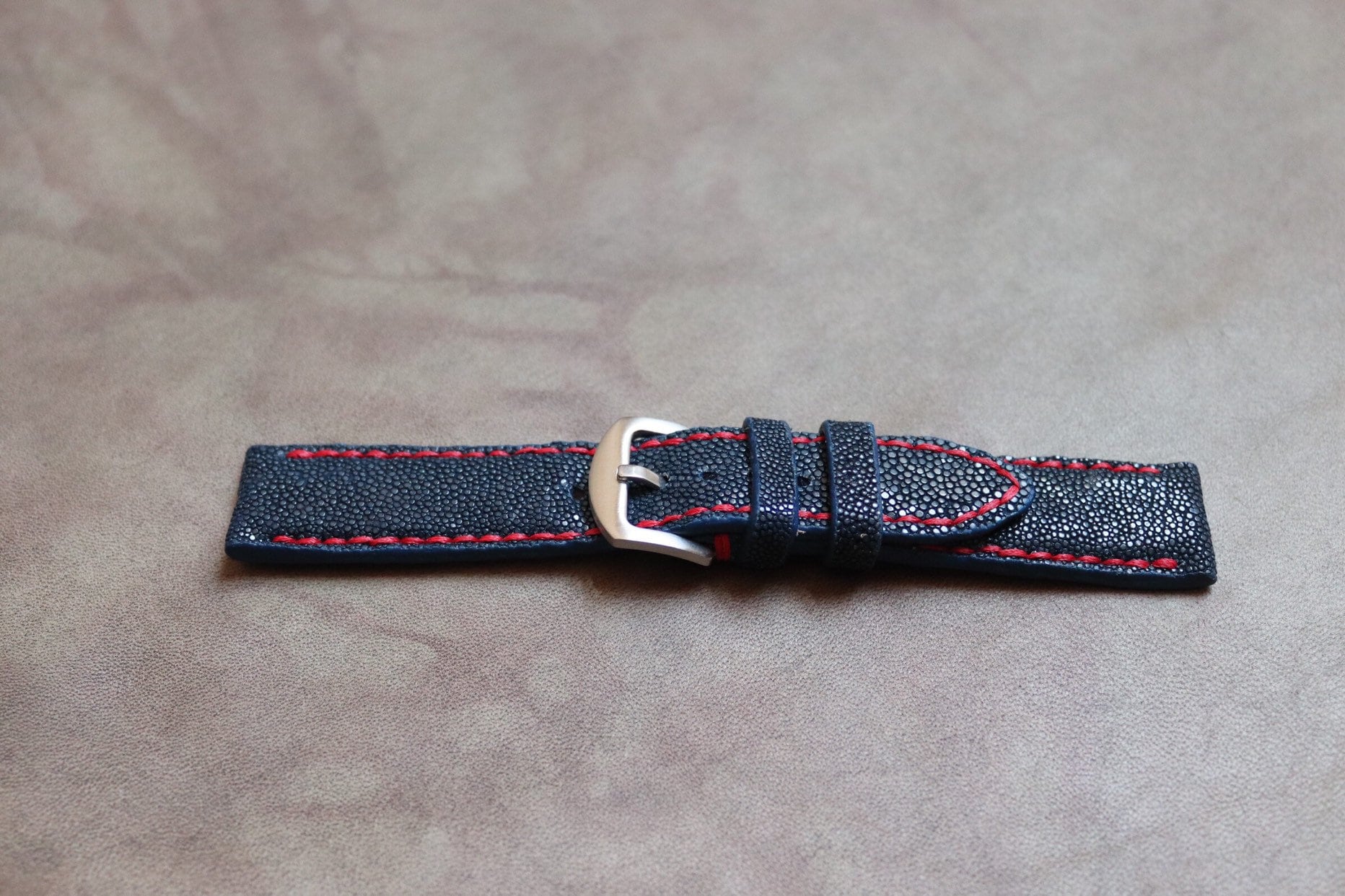 Navy Blue Rochenleder Uhrenarmband 22mm Navy Blue Rochenleder Uhrenarmband 22mm von HornLeatherStudio