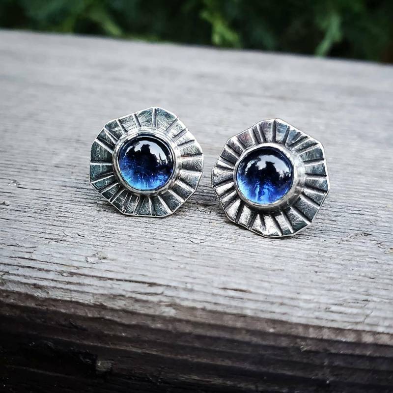 Blaue Saphir-Nieten. Saphir-Post-Ohrringe, Handwerker Schmuck, Ooak, Blaue Edelstein Ohrringe, Hochzeit Brautschmuck Blaue Saphir-Nieten. Saphir-Post-Ohrringe, Handwerker Schmuck, Ooak, Blaue Edelstein Ohrringe, Hochzeit Brautschmuck von HorseCreekJewelry