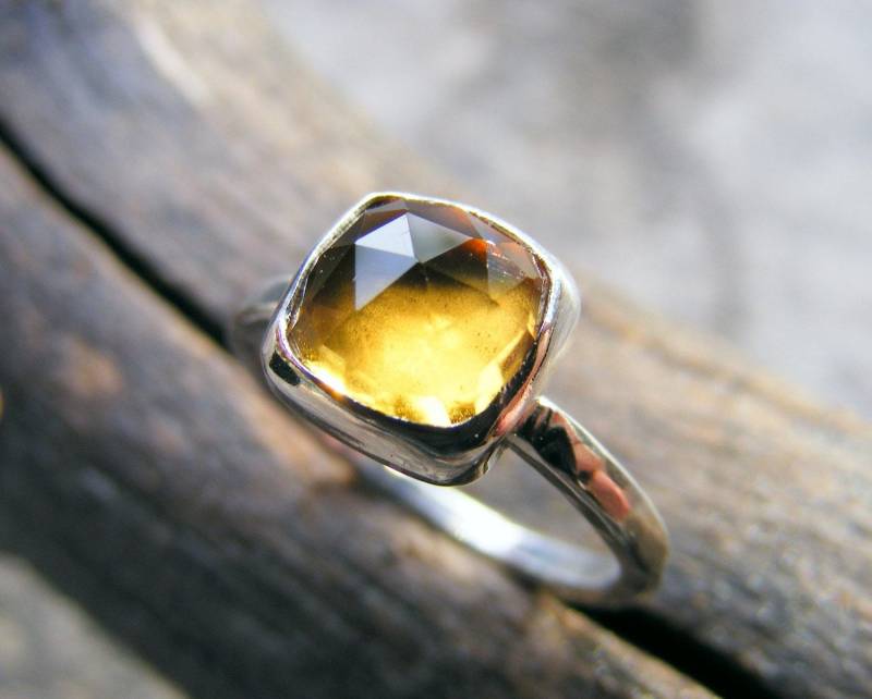Citrin Sterling Silber Stapelring, Gelber Rosenschliff Edelstein in Einem Kissenquadratschliff, Auch Gold Erhältlich Citrin Sterling Silber Stapelring, Gelber Rosenschliff Edelstein in Einem Kissenquadratschliff, Auch Gold Erhältlich von HorseCreekJewelry
