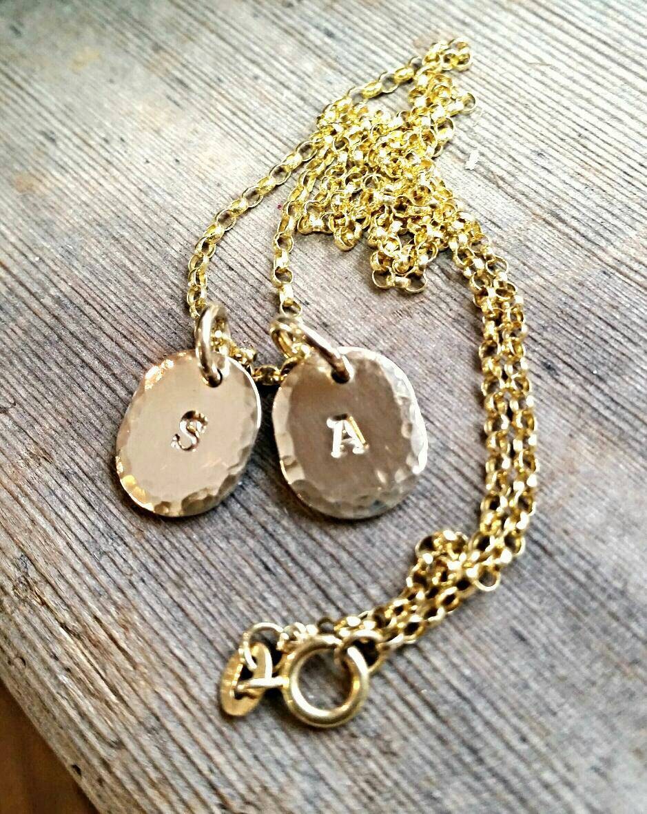 Gold Initial Personalisierte Oval Disc Charm Halskette, Solid 14K Charm, Individuell Gravierte Initialen Oder Buchstaben, Mütter Halskette von HorseCreekJewelry