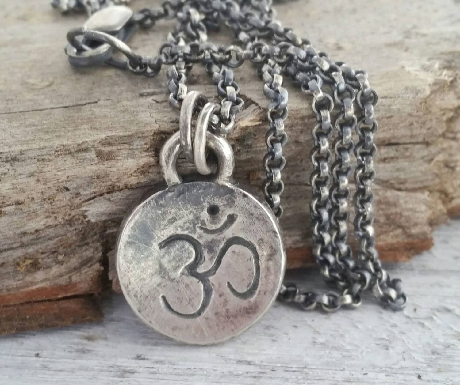 Om Halskette, Ohm Anhänger, Rustikal Sterling Silber Yoga Schmuck. Personalisierter Gravierter Anhänger. Unisex von HorseCreekJewelry