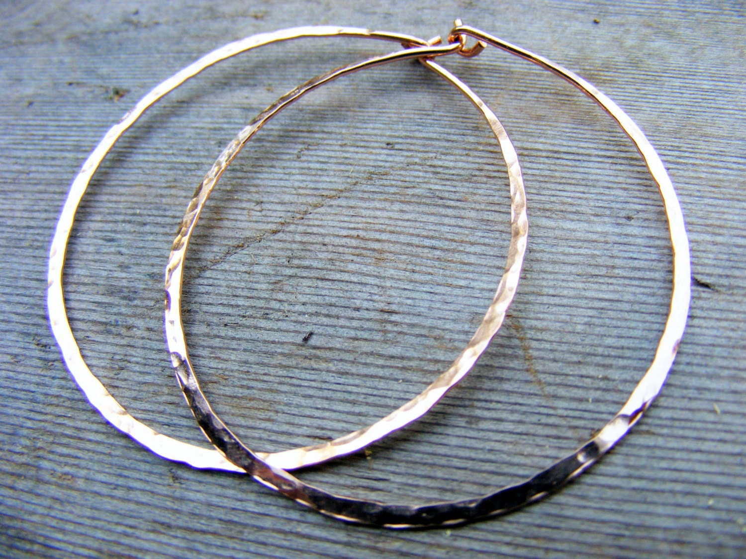 Rose Gold Creolen, Dünn, Schlank, Groß, Dünn Gehämmert Hoop, Einfache Leichte 14Kt Rosa Gefüllte Reifen Ohrring von HorseCreekJewelry