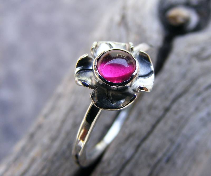 Rubin Sterling Silber Stapelblumen Blüten Ring - Geburtsstein Skinny Stapelbarer Edelstein Rubin Sterling Silber Stapelblumen Blüten Ring - Geburtsstein Skinny Stapelbarer Edelstein von HorseCreekJewelry