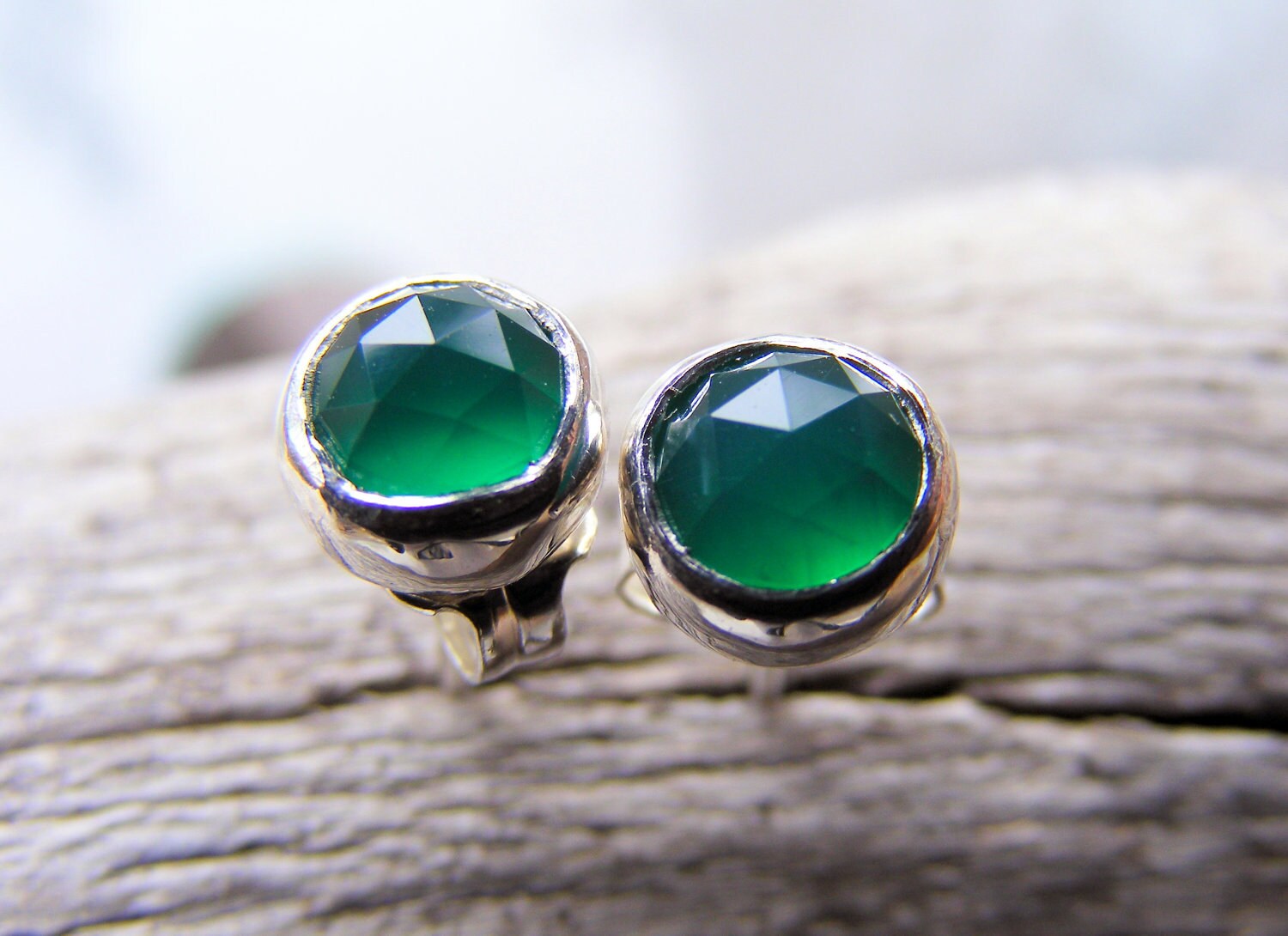 Smaragdgrüne Onyx Ohrstecker - in Sterling Silber Mai Birthstone Farbe Auch in Gold Erhältlich von HorseCreekJewelry
