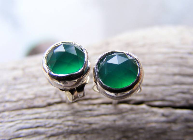 Smaragdgrüne Onyx Ohrstecker - in Sterling Silber Mai Birthstone Farbe Auch in Gold Erhältlich von HorseCreekJewelry