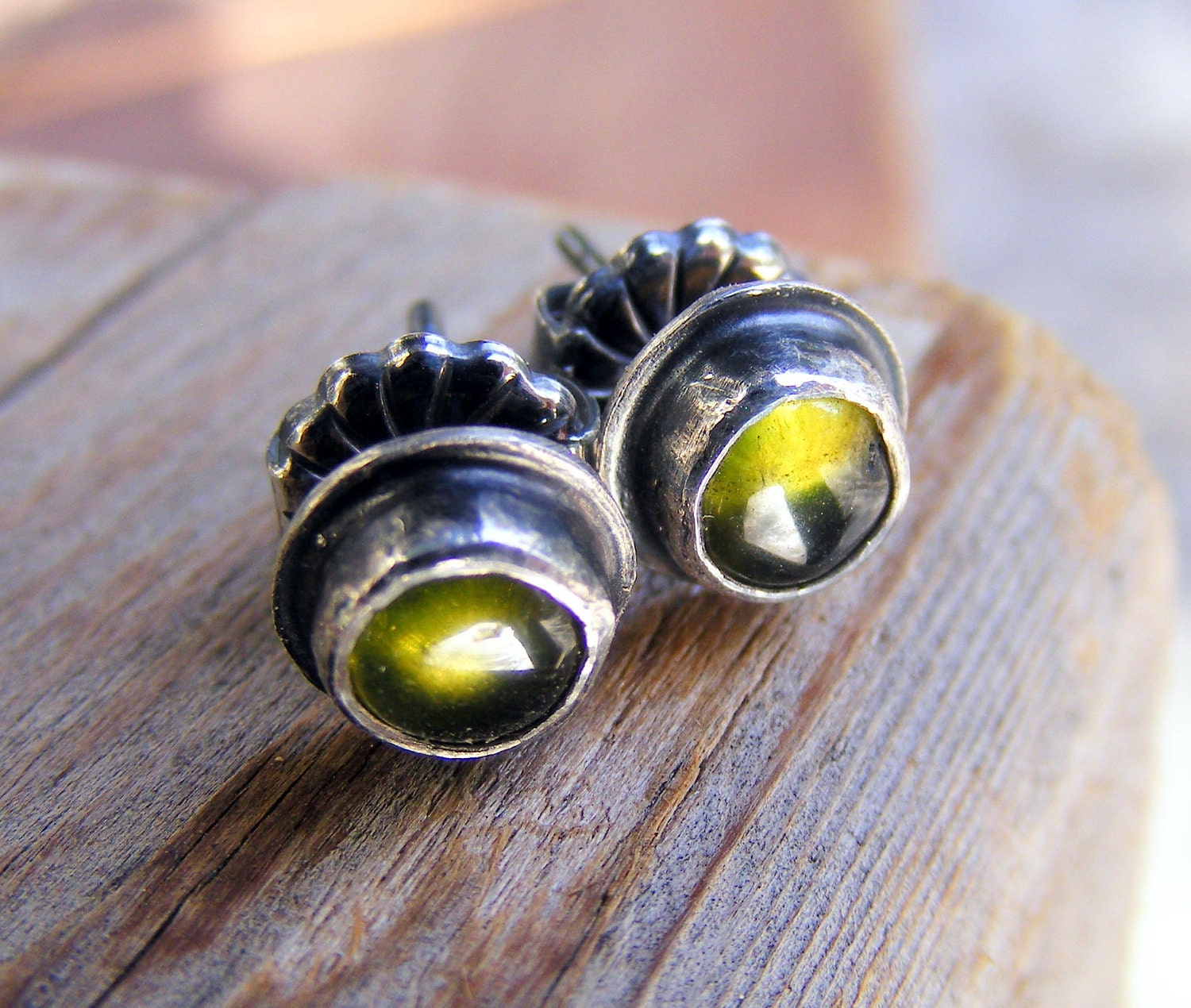 Vesuvianit Oder Vasonit Post Ohrstecker Sterling Silber Ohrringe, Wie Grüner Turmalin Edelstein, Rustikale Erdige Oxidierte Schmuck von HorseCreekJewelry
