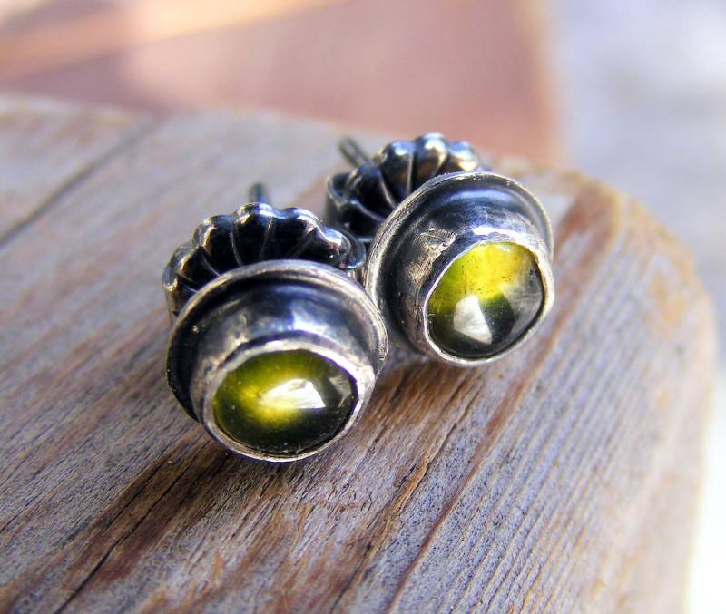 Vesuvianit Oder Vasonit Post Ohrstecker Sterling Silber Ohrringe, Wie Grüner Turmalin Edelstein, Rustikale Erdige Oxidierte Schmuck Vesuvianit Oder Vasonit Post Ohrstecker Sterling Silber Ohrringe, Wie Grüner Turmalin Edelstein, Rustikale Erdige Oxidierte Schmuck von HorseCreekJewelry