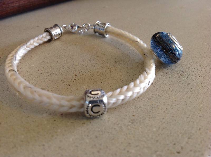 Armband Aus Pferdehaar Und Einer Buchstabenperle Sterlingsilber von Horsepetjewellery