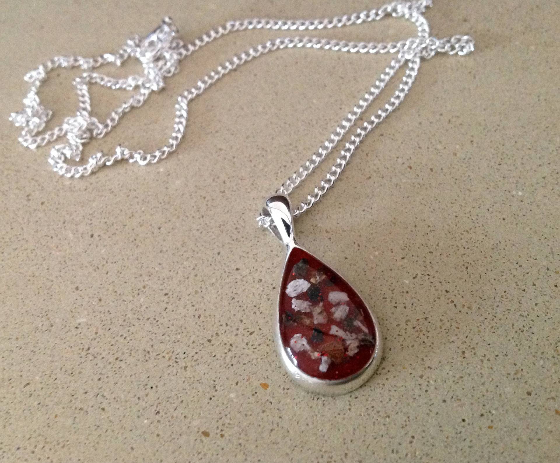 Gedenkanhänger Aus Sterlingsilber Mit Eingebetteter Asche Tierhaaren von Horsepetjewellery