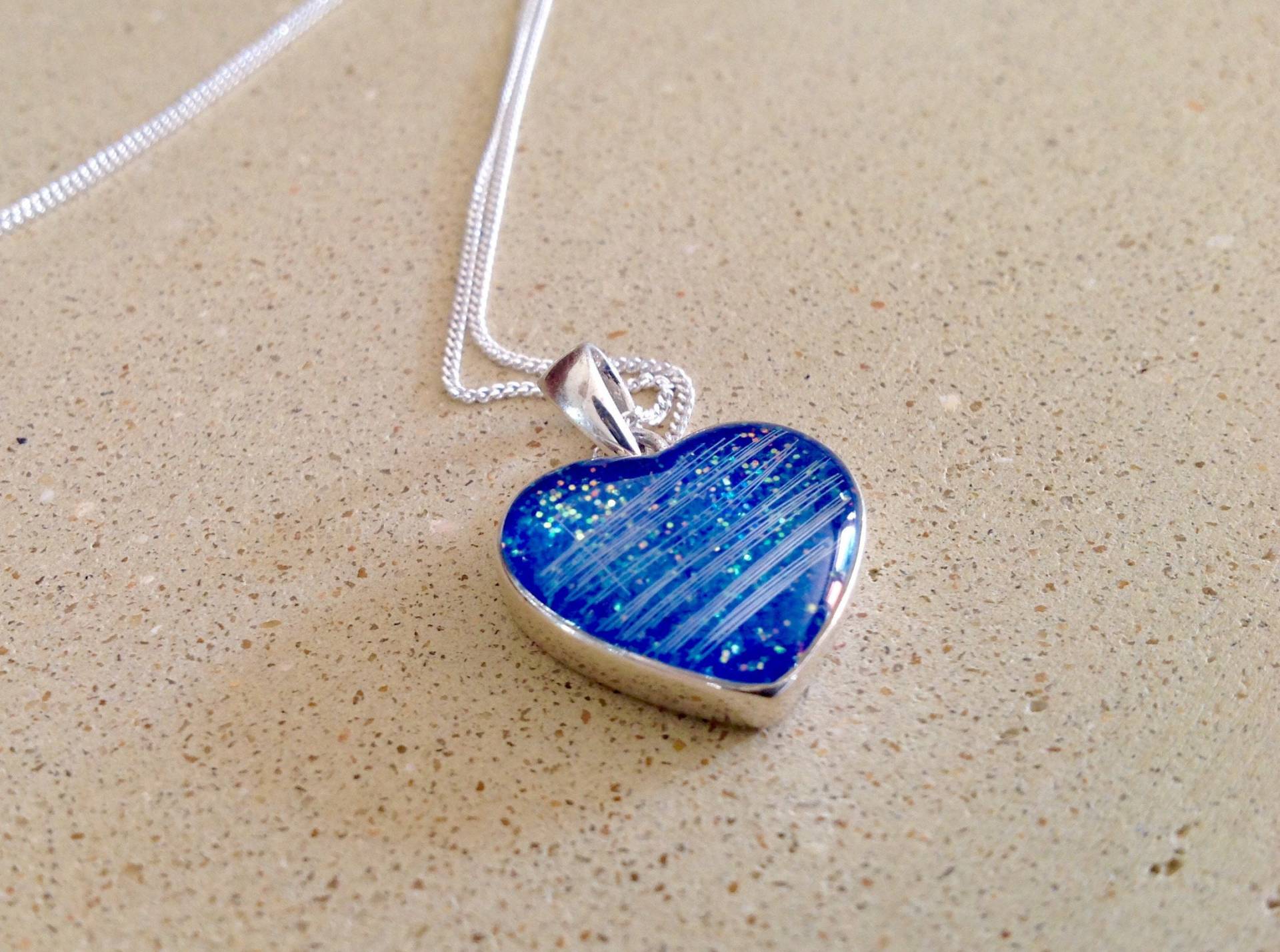 Herzanhänger Love Aus Sterlingsilber Mit Pferdehaar, Asche Oder Tierhaar von Horsepetjewellery