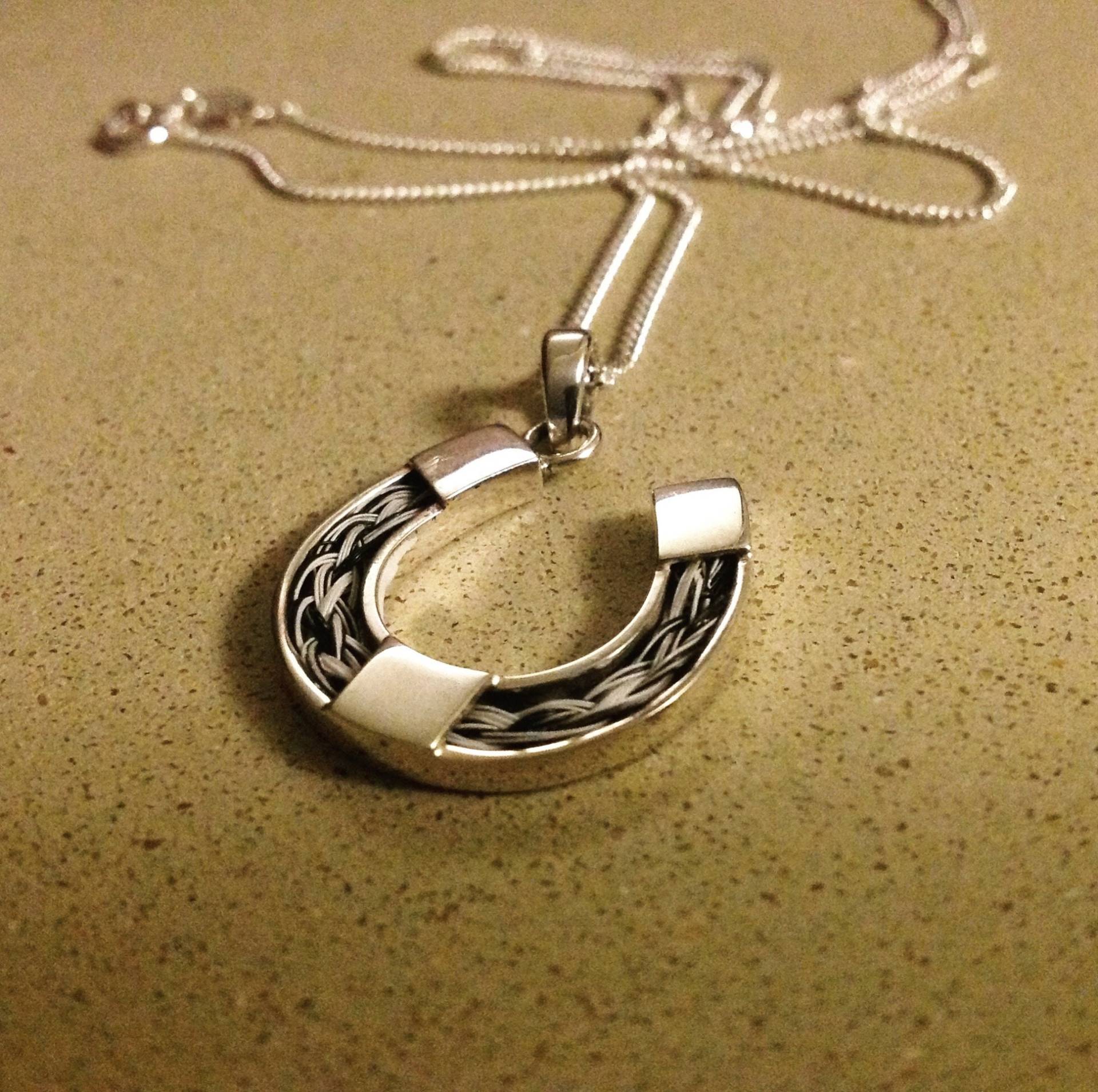 Hufeisen-Pferdehaar-Anhänger in Sterling Silber von Horsepetjewellery