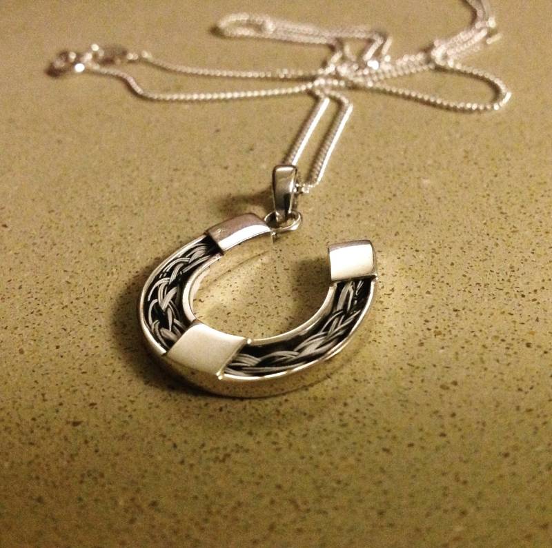 Hufeisen-Pferdehaar-Anhänger in Sterling Silber von Horsepetjewellery