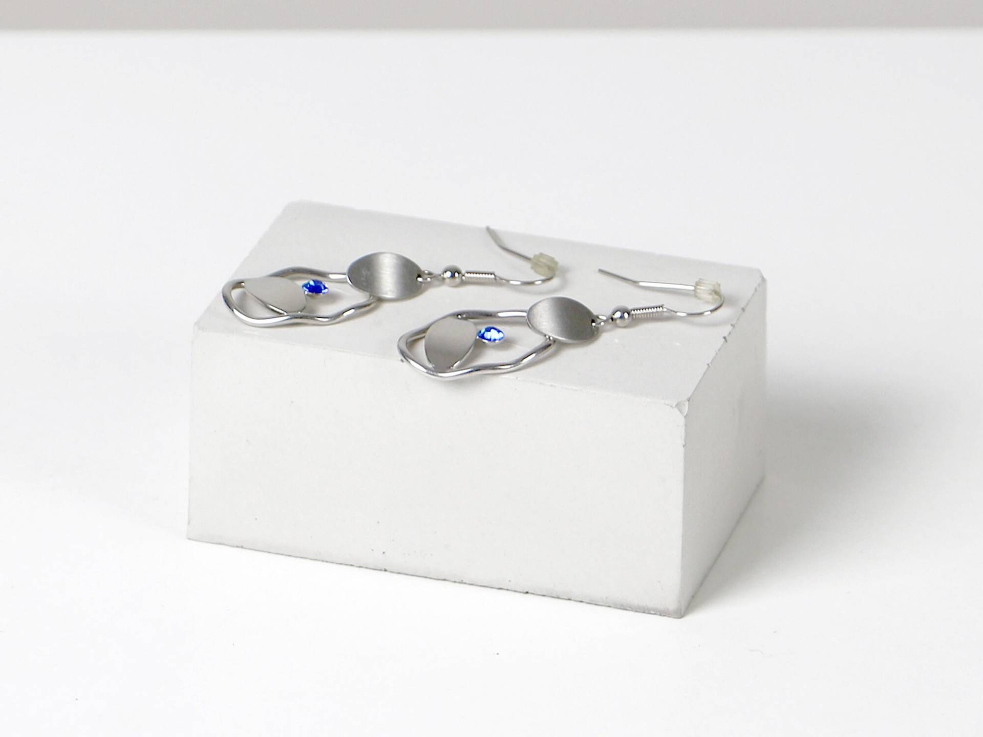 Vintage Silberne Metall Ohrringe, Ohrstecker Blauer Glitzerstein, Selten Ohrschmuck von HorsesForCourses