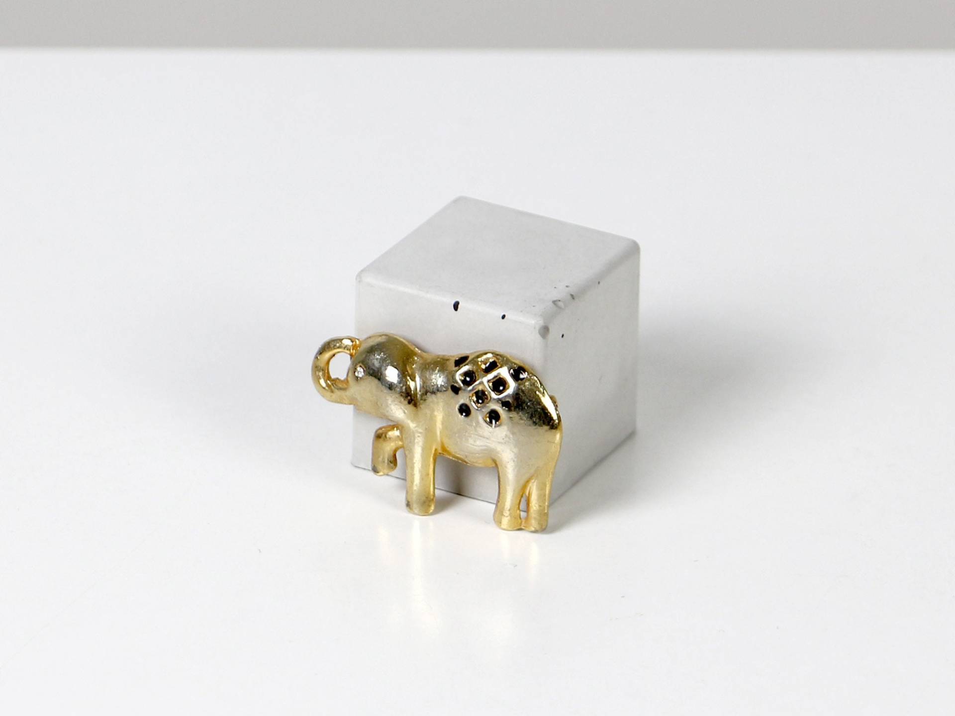 Vintage Messing Brosche Elefant Mit Schwarzen Steinen von HorsesForCourses