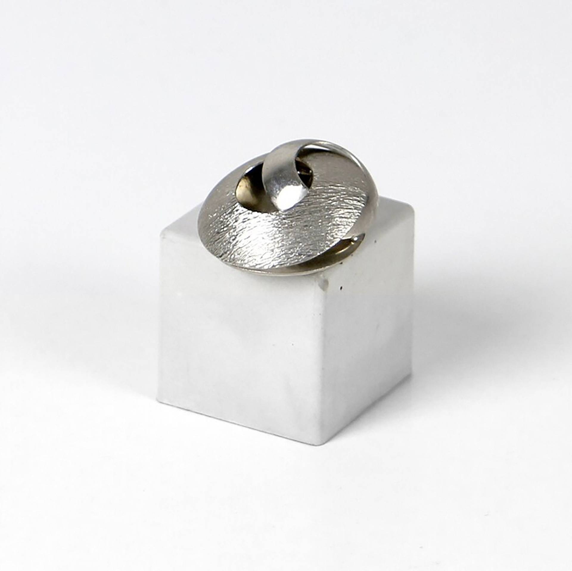 Vintage Metall Brosche Ringe Texturiert, 90Er von HorsesForCourses
