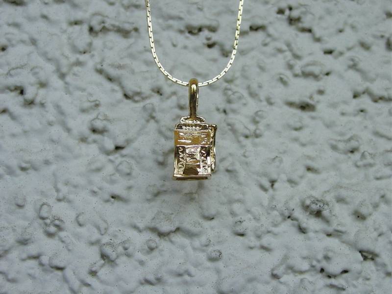 Kasino Spielautomat Schmuck Anhänger & 18 "Kette Halskette 14K Vergoldet Tolles Detail Kasino Spielautomat Schmuck Anhänger & 18 "Kette Halskette 14K Vergoldet Tolles Detail von Horsetrader21