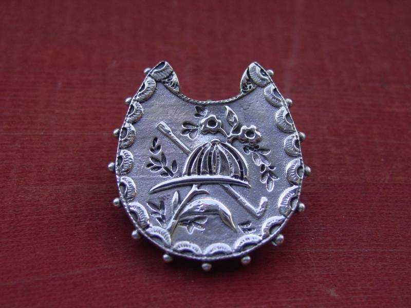 Seltene Vintage Sterling Silber Reiter Helm Crop Pferd Schuh Geformt Brosche Pin Kombination Seltene Vintage Sterling Silber Reiter Helm Crop Pferd Schuh Geformt Brosche Pin Kombination von Horsetrader21