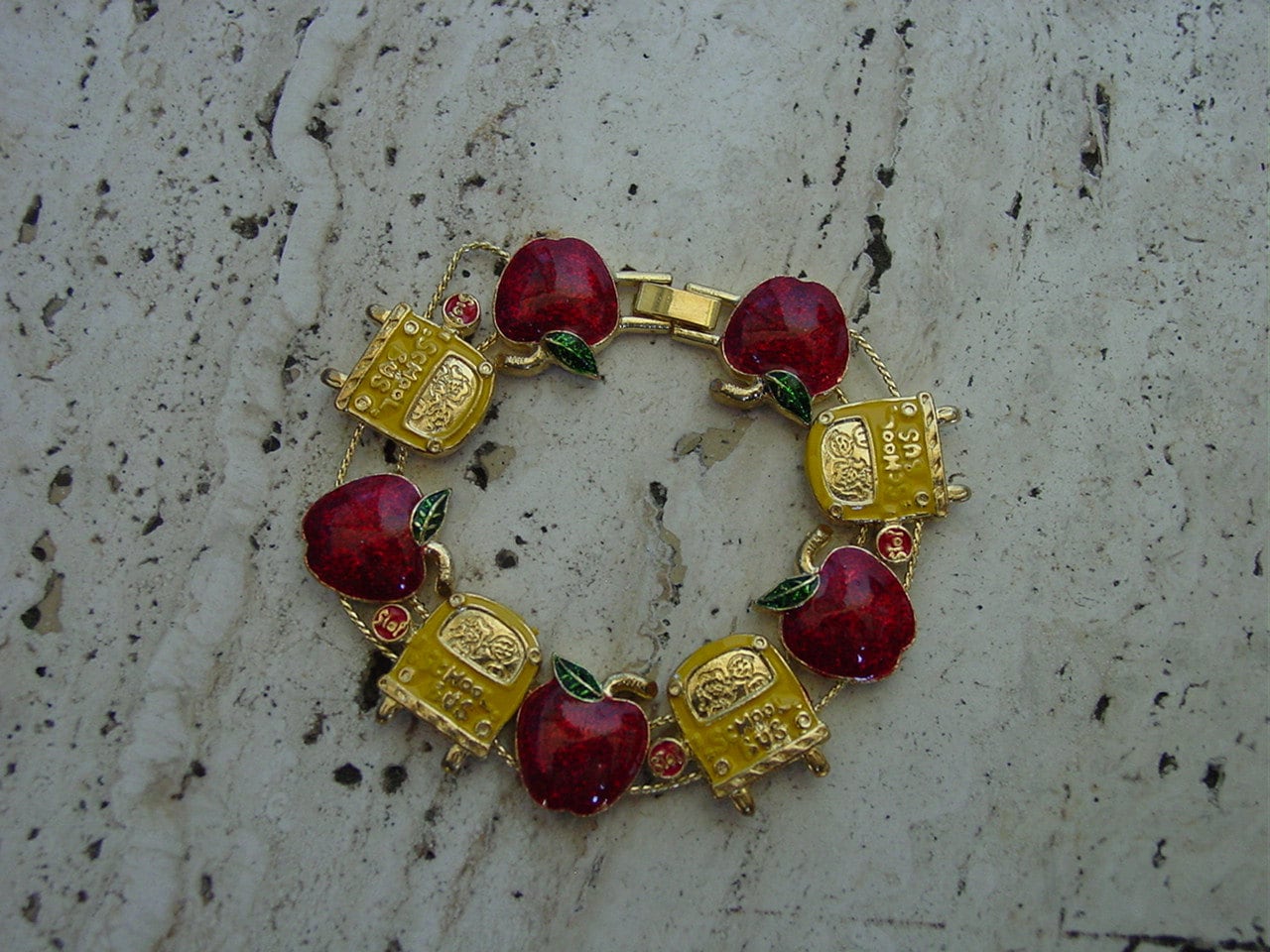 Vintage School Charme Gelb Schulbus Und Glitter Apple Schieben Armband Ungetragen Neue Vintage School Charme Gelb Schulbus Und Glitter Apple Schieben Armband Ungetragen Neue von Horsetrader21