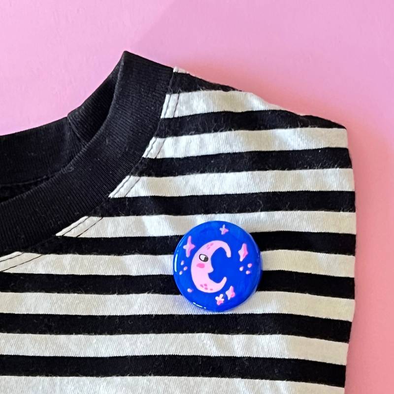 Claypin Mond Handgemacht | Süßer Pin Mit Polymerton Handbemalt Unikat Schmuck Für Federmäppchen von HorstUndUschi