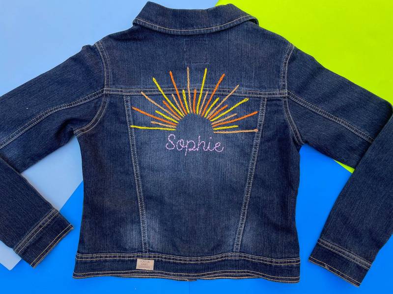 Jeansjacke, Mädchen Sonnenaufgang Stickerei, Upcycled Denim | 0-16 von HortonHandmadeShop