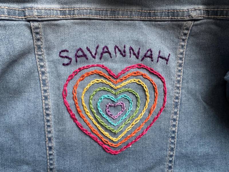 Jeansjacke, Kinder Regenbogen Herz Stickerei Hinten, Upcycled Denim | 0-16 von HortonHandmadeShop