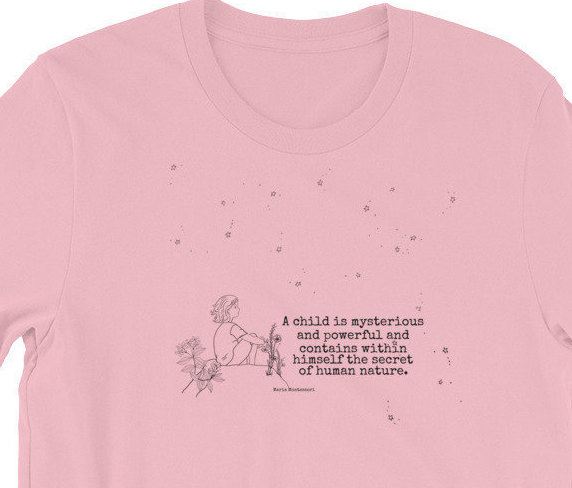 Erwachsene T-Shirt, Kurzarm, Montessori Zitat "Kind Ist Geheimnisvoll Und Mächtig..." Schöne Lehrer Geschenk Mit Hand Gezeichnet Illustration von HoshikoStudio