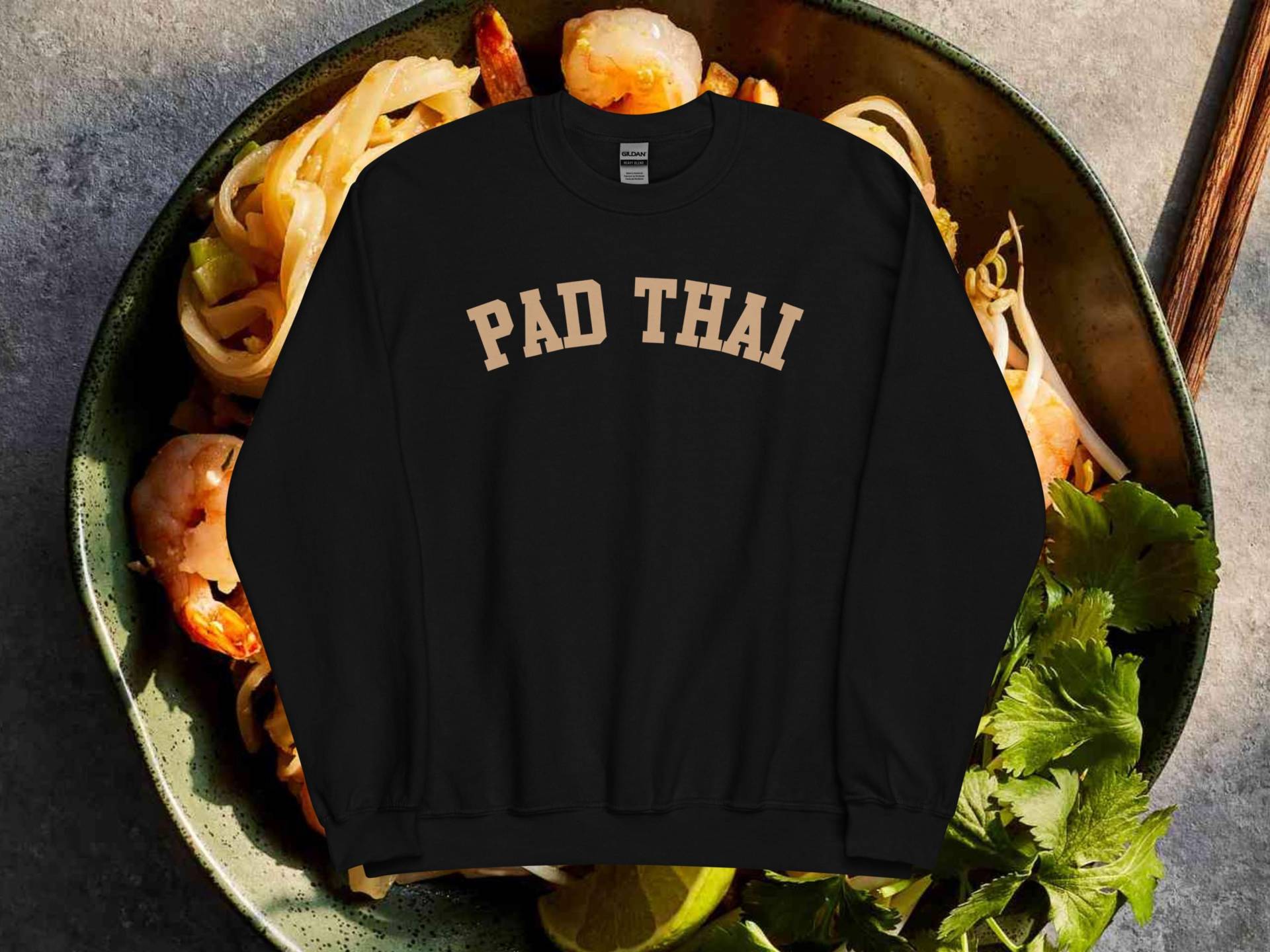 Pad Thai Sweater | Food Fan Apparel, Comfort Clothing, Unisex Top, Foodie Fashion, Noodle Lover Outfit Pad Thai Sweater | Food Fan Apparel, Comfort Clothing, Unisex Top, Foodie Fashion, Noodle Lover Outfit von HotDawgClo