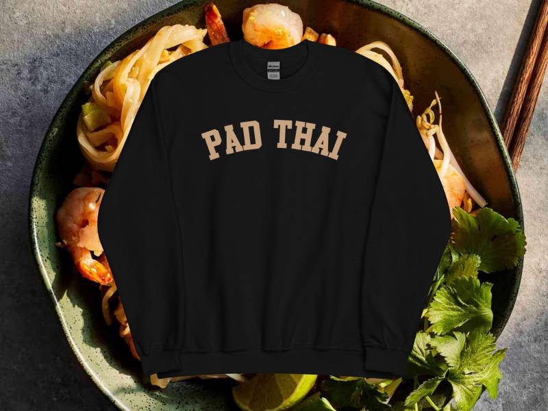 Pad Thai Sweater | Food Fan Apparel, Comfort Clothing, Unisex Top, Foodie Fashion, Noodle Lover Outfit Pad Thai Sweater | Food Fan Apparel, Comfort Clothing, Unisex Top, Foodie Fashion, Noodle Lover Outfit von HotDawgClo