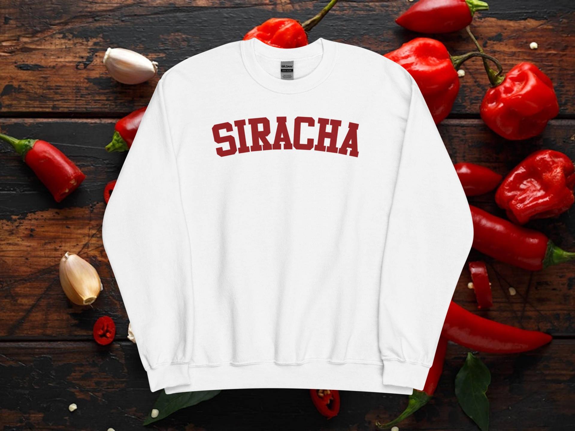 Siracha Sweater - Hot Sauce Apparel, Spicy Foodie Gift, Chili Lover Outfit, Unisex Top, Heat Seeker Clothing, Addict Fashion Siracha Sweater - Hot Sauce Apparel, Spicy Foodie Gift, Chili Lover Outfit, Unisex Top, Heat Seeker Clothing, Addict Fashion von HotDawgClo