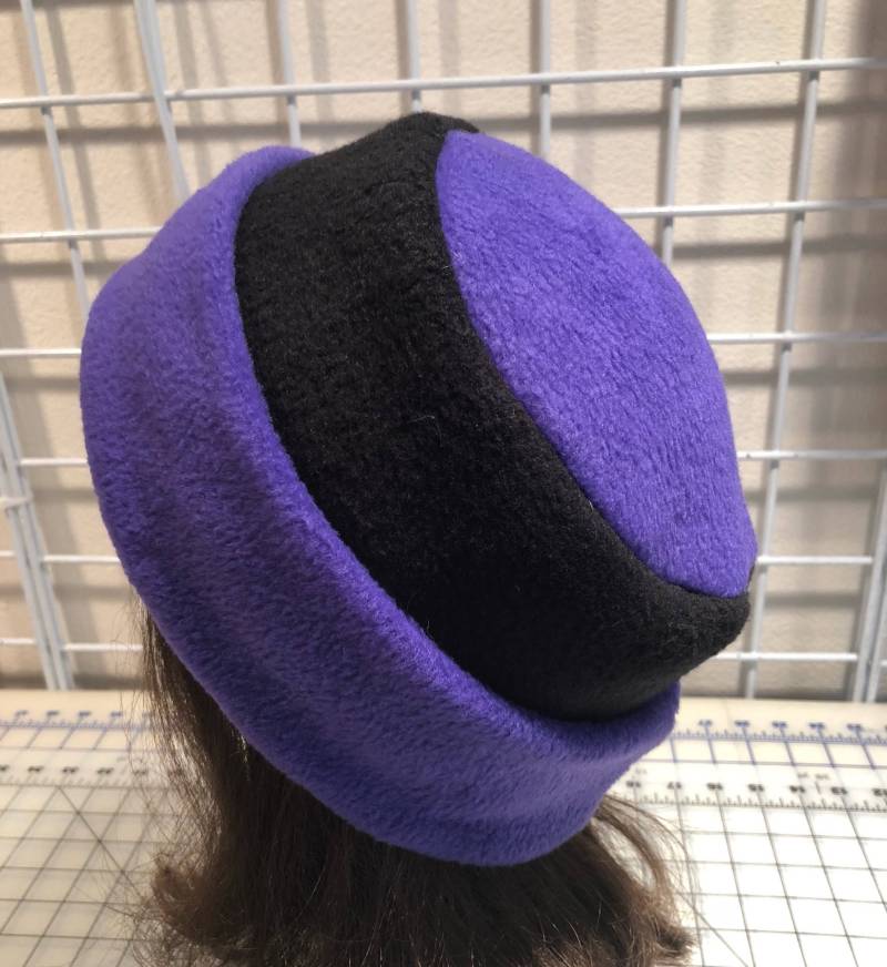 Erwachsene Fleece Pillbox Mütze, Schwarz/Lila Damen Wintermütze von HotHats