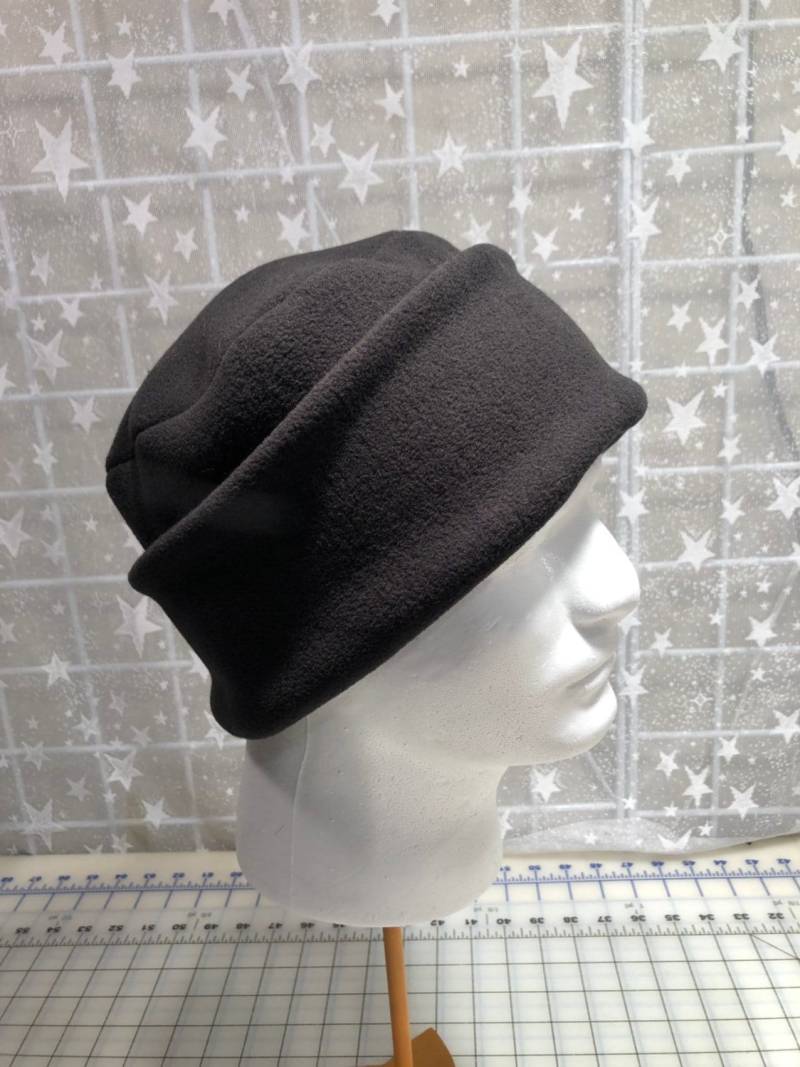 Erwachsene Fleece Pillbox Mütze, Schwarze Fleecemütze, Damen Wintermütze, Herren Wintermütze von HotHats