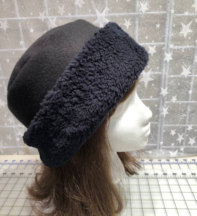 Erwachsene Sherpa Fleece Pillbox Mütze, Minky Schwarze Damen Wintermütze, Fleecemütze von HotHats
