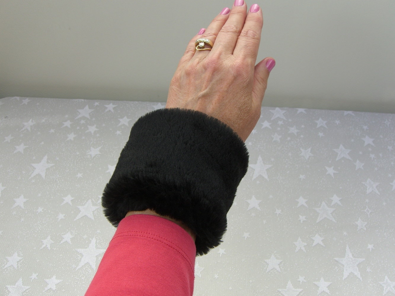 Kunstpelz Handstulpen, Pelz Manschetten, Handgelenkstulpen, Schwarz Biberfell Handstulpen von HotHats