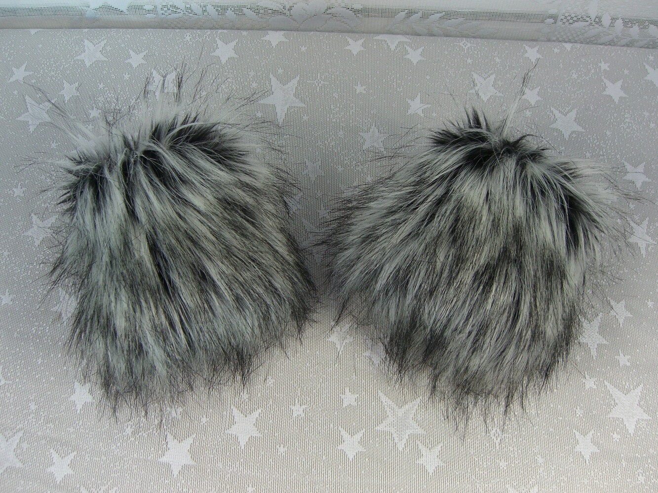 Kunstpelz Handstulpen, Pelz Manschetten, Pulswärmer, Siberian Husky Handgelenk Manschetten von HotHats