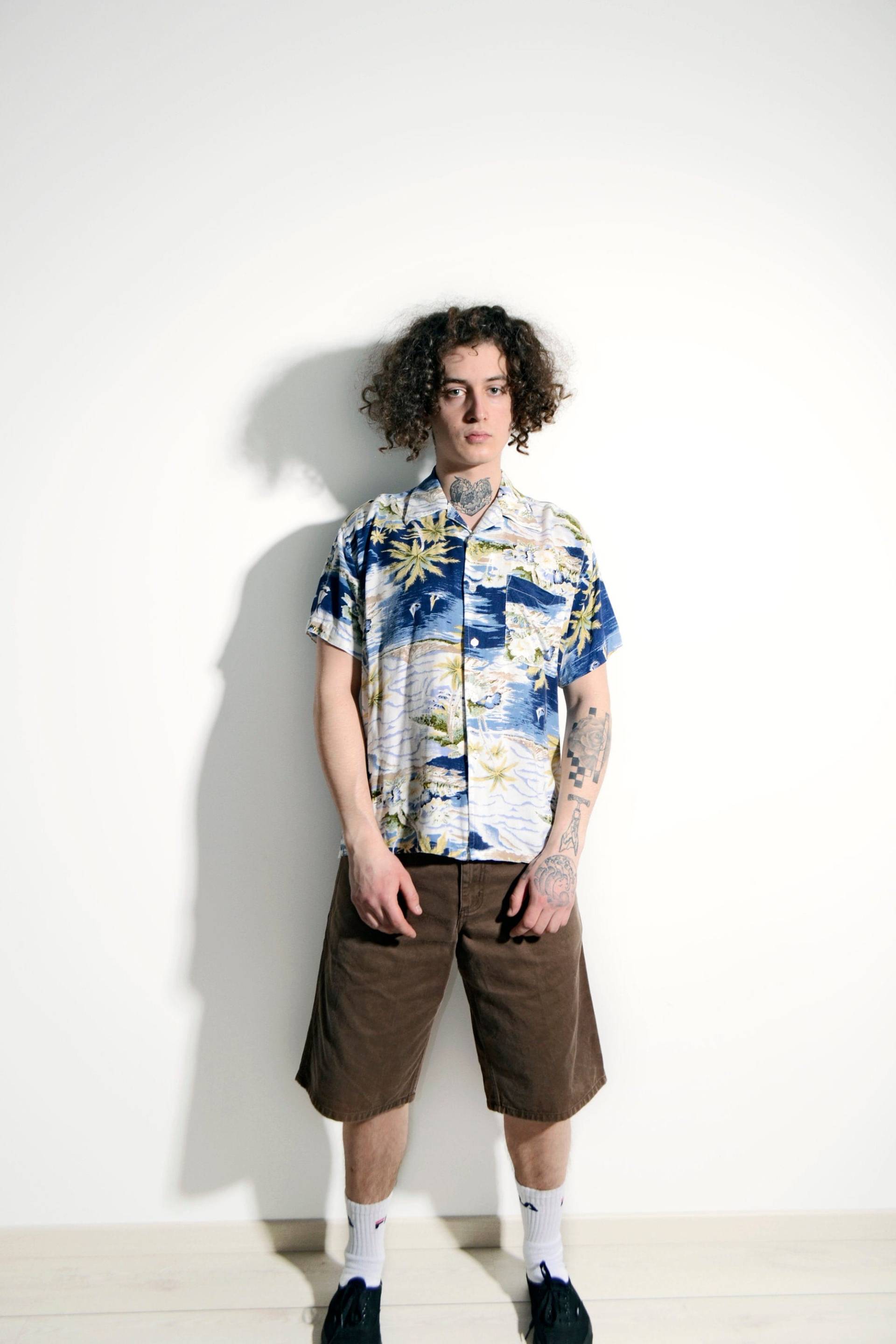 Hawaiihemd 90Er Jahre Musterhemd Herren | Vintage Bedrucktes Mehrfarbiges Sommer Shirt Mit Blumen Palmen Strand Retro Aloha Kurzarm Hemd S/M von HotMilkVintageCom