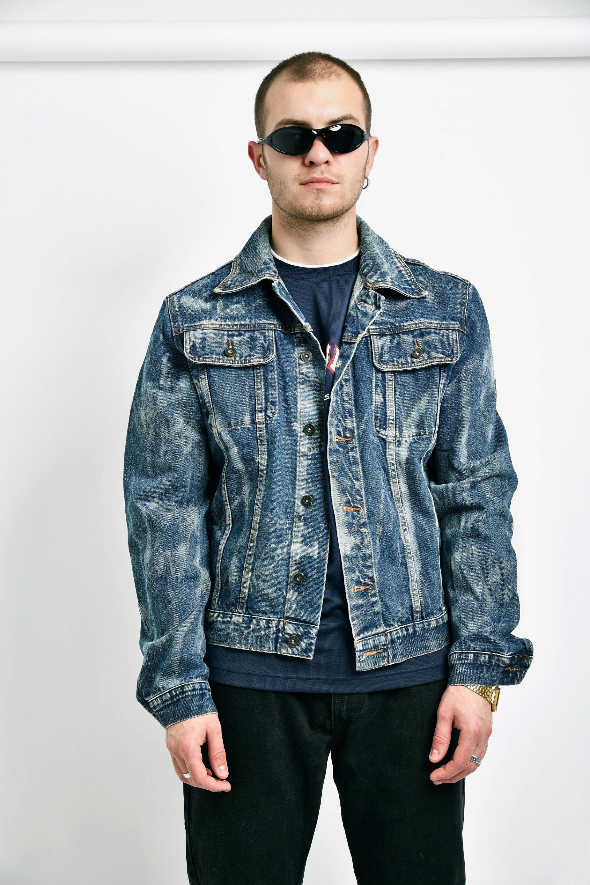 Herren 90Er Jahre Gebleichte Vintage Jeansjacke Dunkle Waschung | Retro Oversized Acid Stone Washed Blue Jeans Grunge Hipster Old School 90S Mantel von HotMilkVintageCom